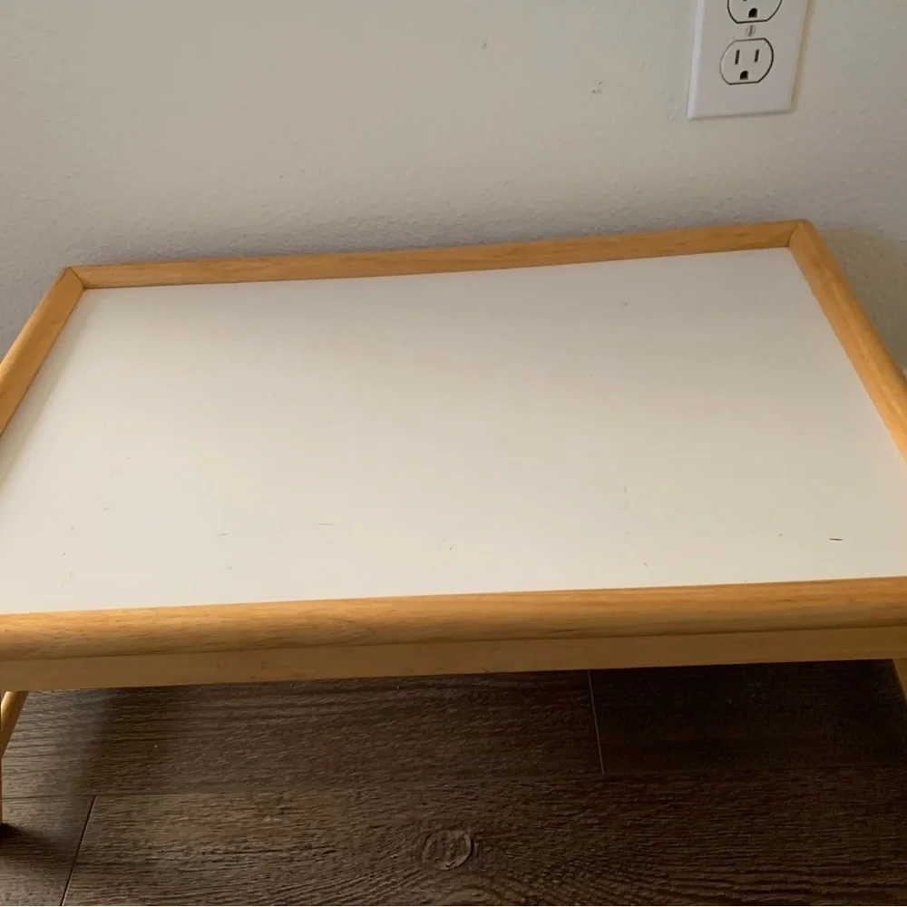 Foldable serving tray